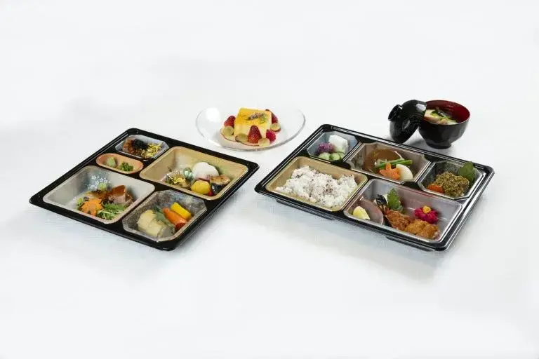 food service on to go trays