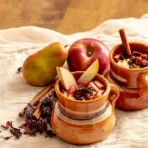 Ponche Navideño in mugs with fruit